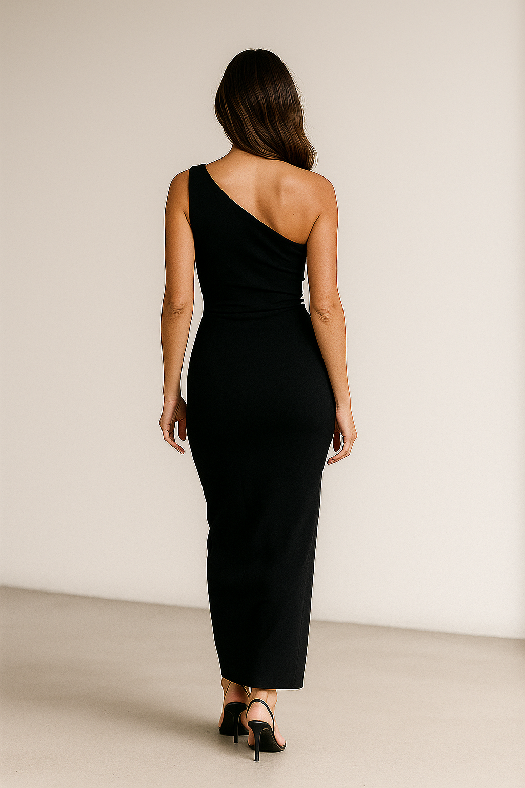 Sort midikjole med asymmetrisk one-shoulder design