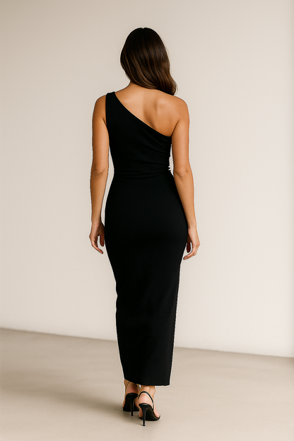 Sort midikjole med asymmetrisk one-shoulder design